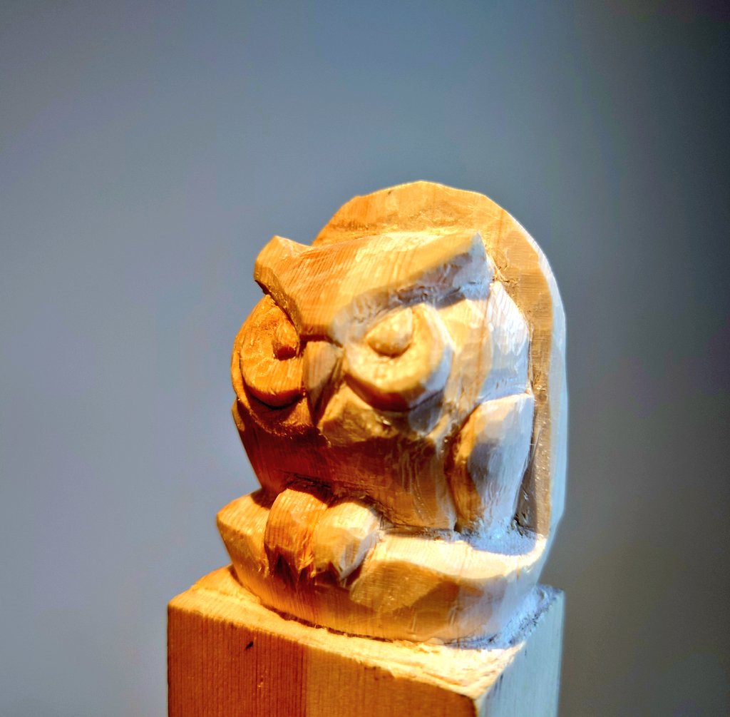 きぼりっく 木彫りのフクロウできた 素材はヒノキ 目とか羽とかは 平面的にならないよう 小さな彫刻刀 三角刀使って縁の部分をクッキリと T Co Kxvndfgf4a Twitter