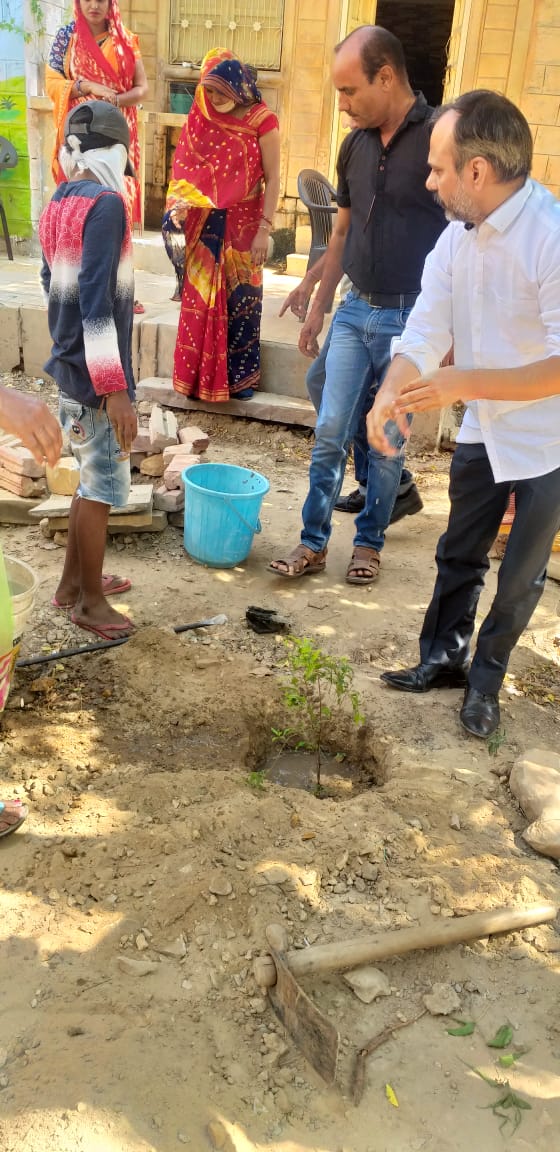 icds_dd's tweet photo. जैसलमेर, श्रीमान के.के. पाठक, शासन सचिव महिला एवं बाल विकास विभाग एवं श्री राजेन्द्र कुमार चौधरी विभाग द्वारा संचालित पोषण वाटिका पखवाड़े के तहत परियोजना जैसलमेर की आंगनवाड़ी केन्द्र वार्ड नं. 4, 8, 13 में वृक्षारो���ण करते हुए https://t.co/ydzNGyjnvQ