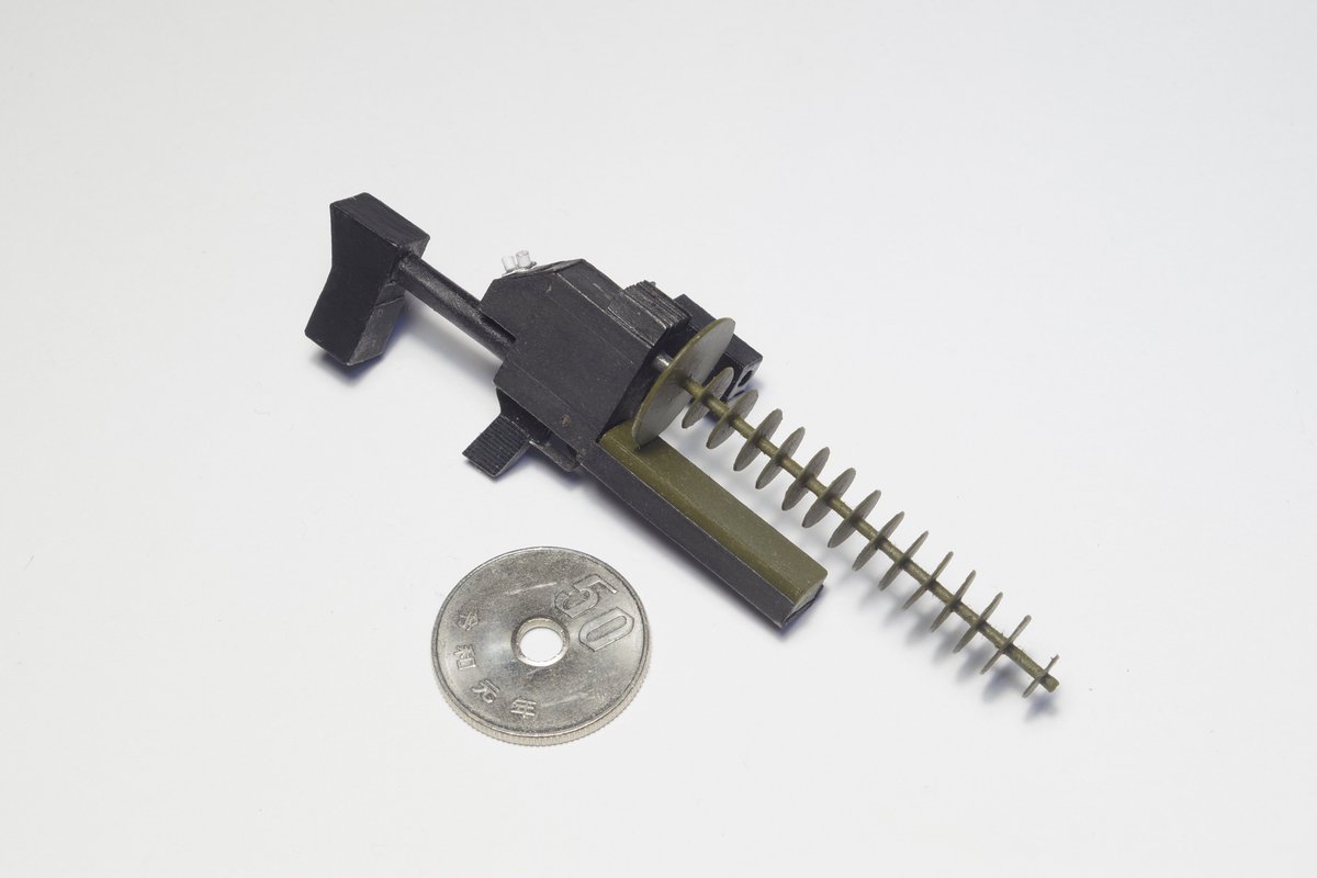 ベルカ宇宙軍 ミニチュア自作兵器シリーズ 第二弾 1 12 ジャミングガン 紙で作りました 正式名称は 式電子戦銃 ちなみに初の非殺傷兵器かつ電子戦兵器です 僕が好きなヘリカルアンテナを使用したジャミングガン 機能 設定 としては