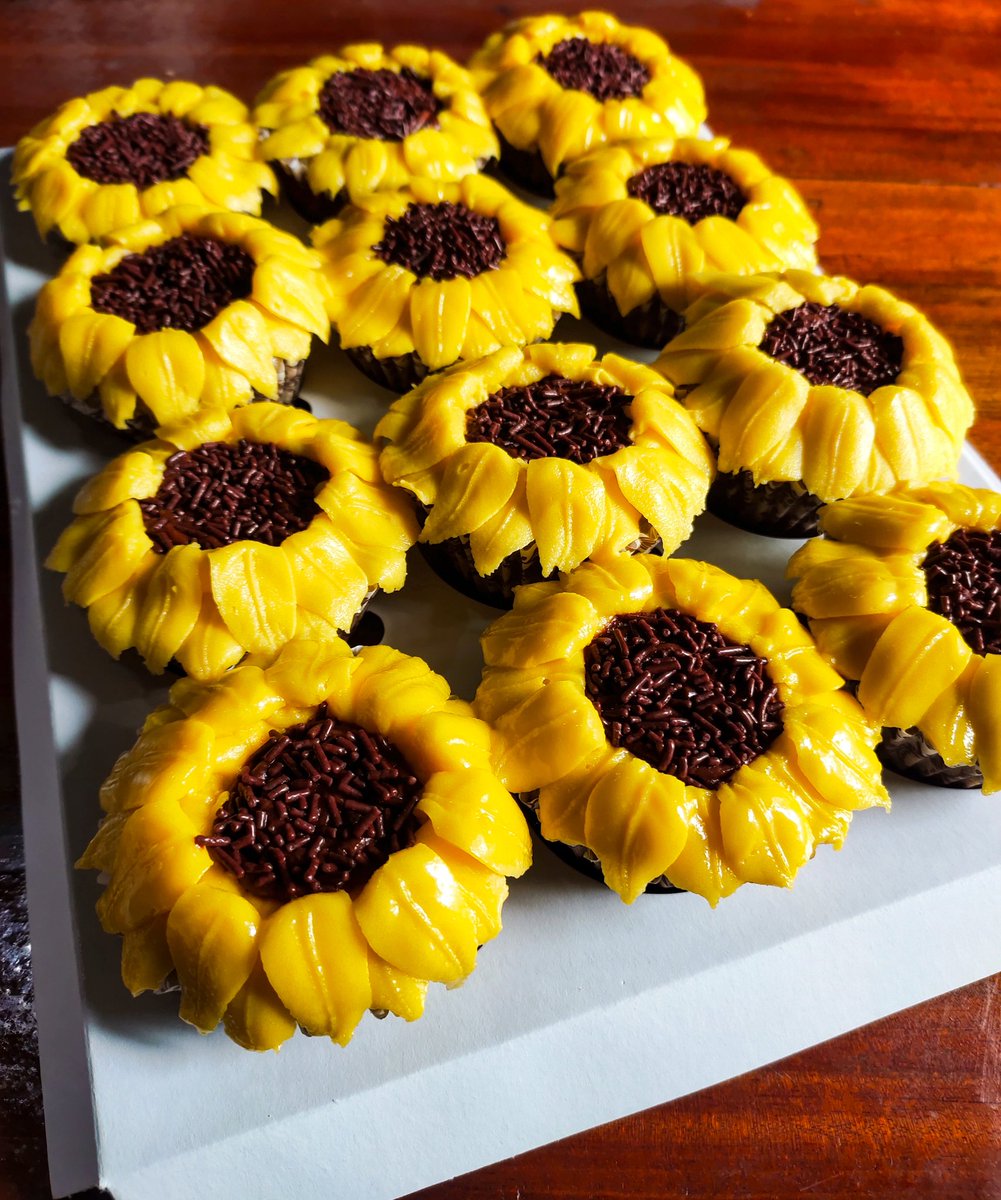 vocalistakelly's tweet image. So proud ky self! Ready for delivery. My DIY "Sunflower Cupcakes" 🌻

Thank you so much bhe Eiram Quince 💛

#MommykellyCreations
#DIYcreations
#SunflowerCupcakes