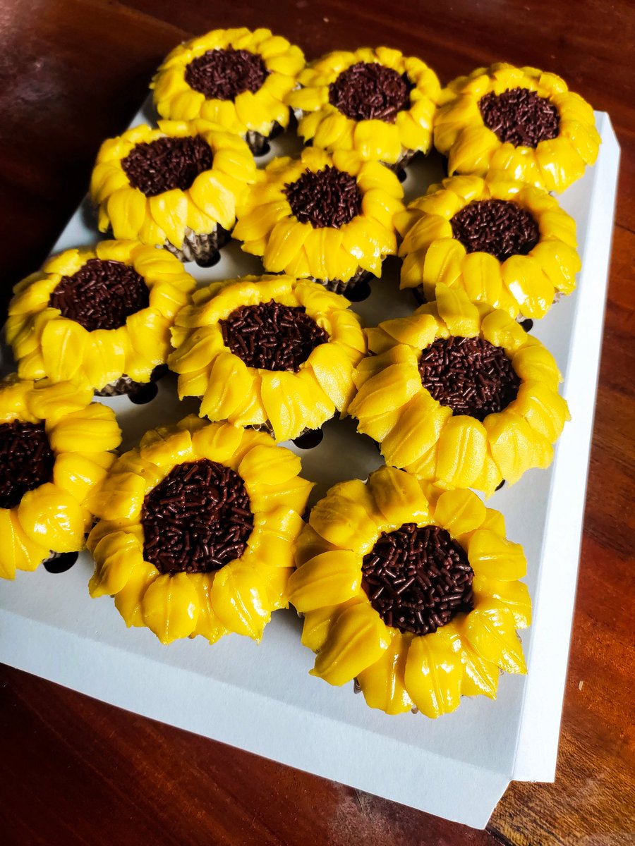 vocalistakelly's tweet image. So proud ky self! Ready for delivery. My DIY "Sunflower Cupcakes" 🌻

Thank you so much bhe Eiram Quince 💛

#MommykellyCreations
#DIYcreations
#SunflowerCupcakes
