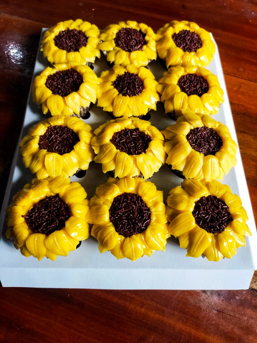 vocalistakelly's tweet image. So proud ky self! Ready for delivery. My DIY "Sunflower Cupcakes" 🌻

Thank you so much bhe Eiram Quince 💛

#MommykellyCreations
#DIYcreations
#SunflowerCupcakes