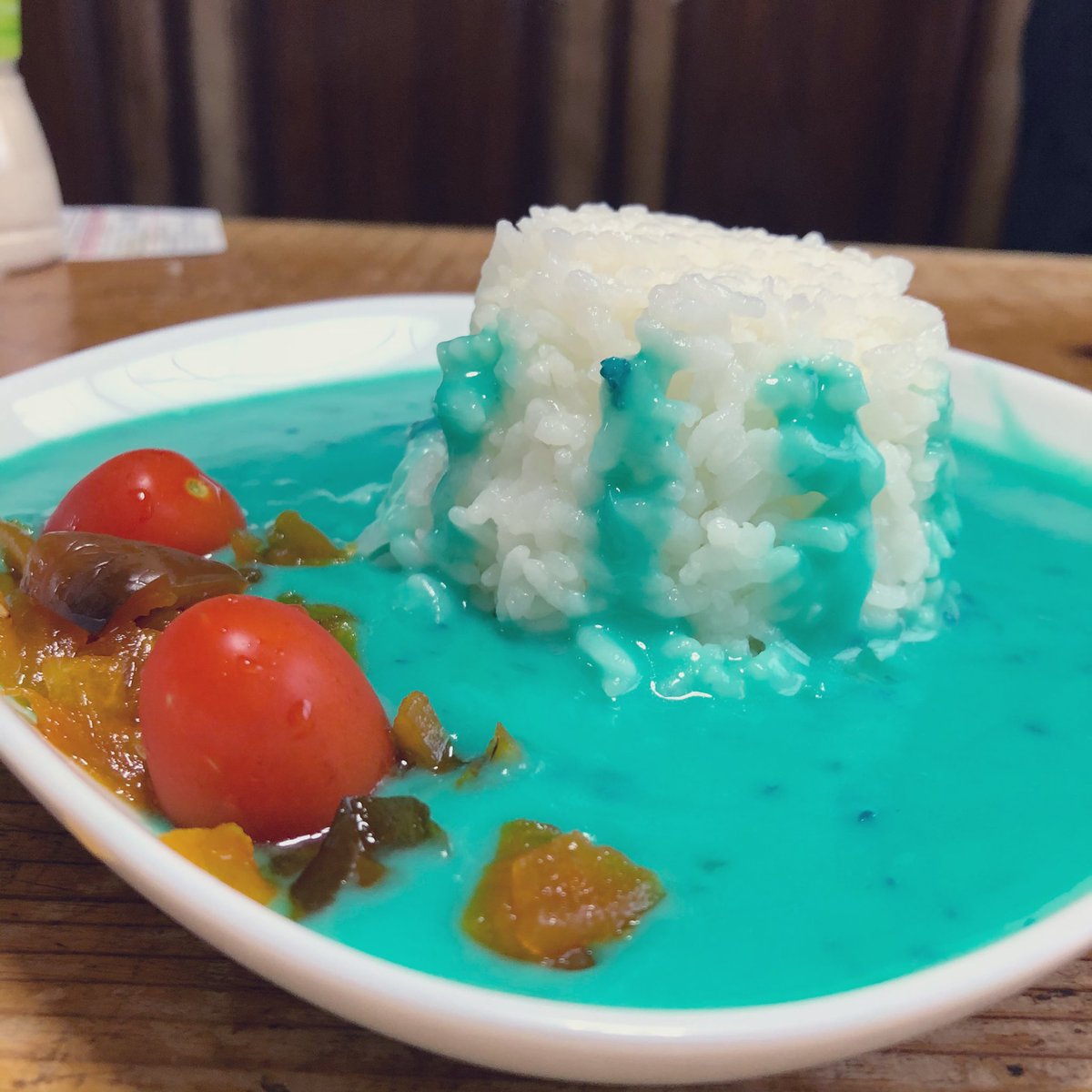 青猫 カレーでした ただ青色と食欲とは結びつかず 脳内エラーで精神がやられます 味は美味しいけど 食べ進めれば進めるほど食欲は減退していく一品になっております