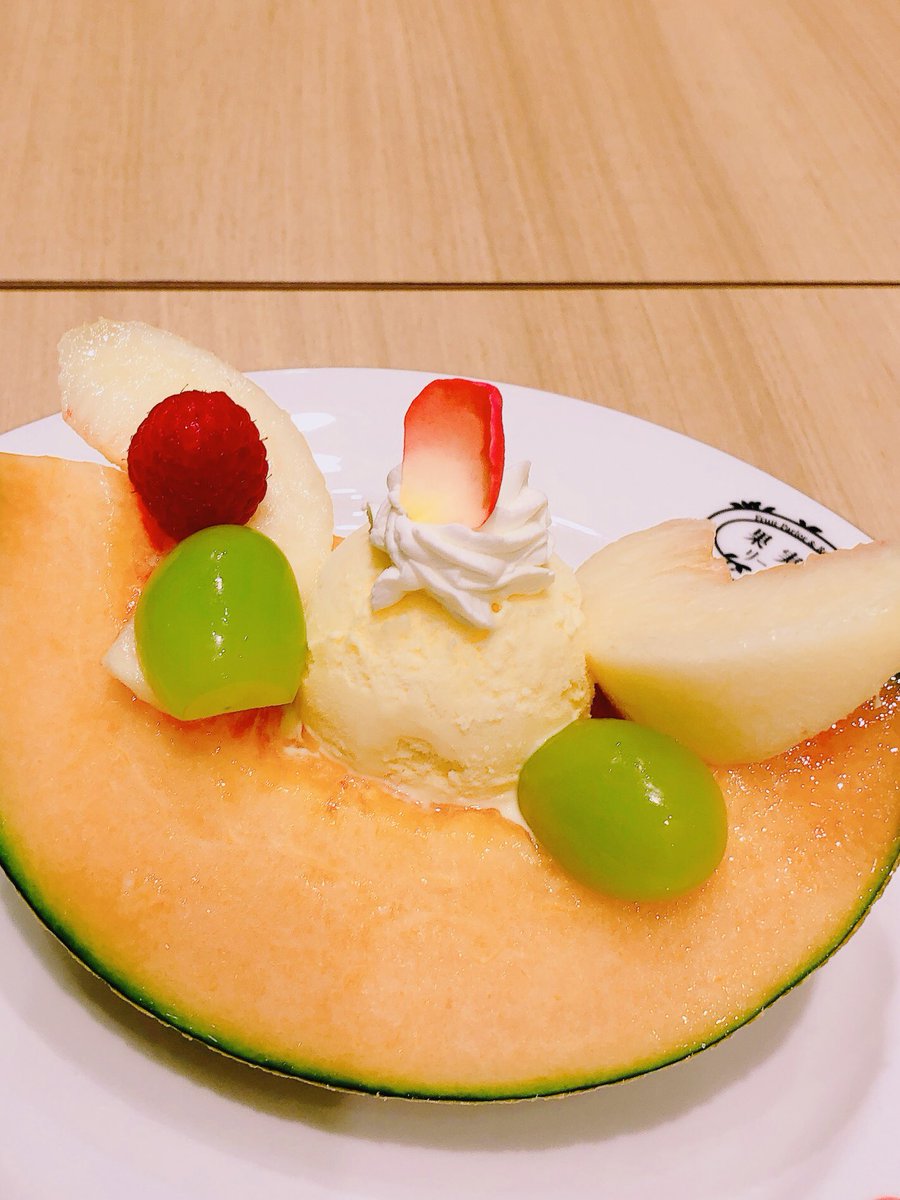 Kajitsuen's tweet photo. 🌱新宿店☘️☘️

北海道メロン🍈🍈🍈
もうすぐ終了ですー‼️
専属農家が大事に育てた希少なティアラメロン！甘くてジューシーに出来あがりました^ ^
新宿店では飴細工仕立ての贅沢なハーフカット、お好きなアイスクリームをチョイスできるクォーターカットご用意しております‼️ぜひご賞味下さいー😊 https://t.co/QUzDPCeeVT