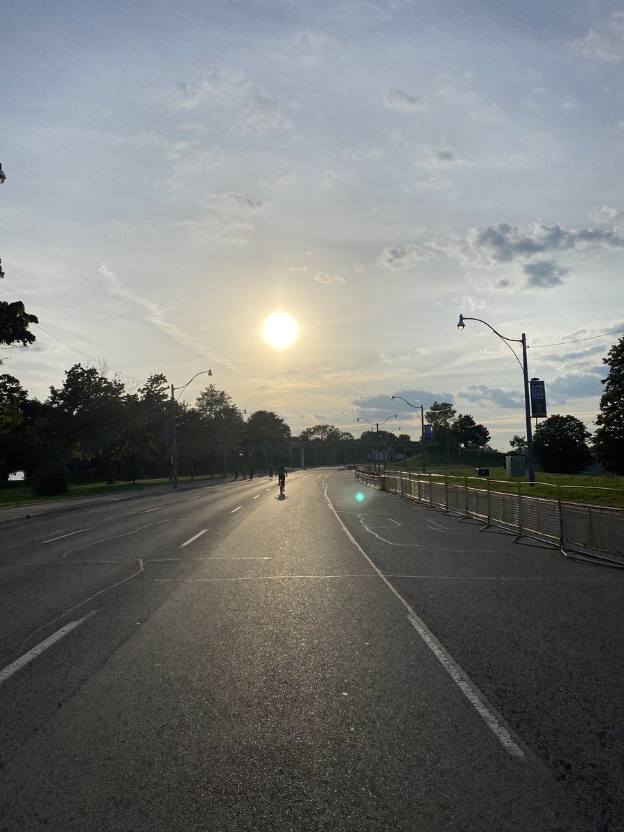 Evening bike ride along the Lakeshore ActiveTO route was soul soothing. (Happened to catch a less busy section in this photo ❤️) <a href="/CycleToronto/">Cycle Toronto</a>  <a href="/cityoftoronto/">City of Toronto 🇨🇦</a> <a href="/WaterfrontTO/">Waterfront Toronto</a>