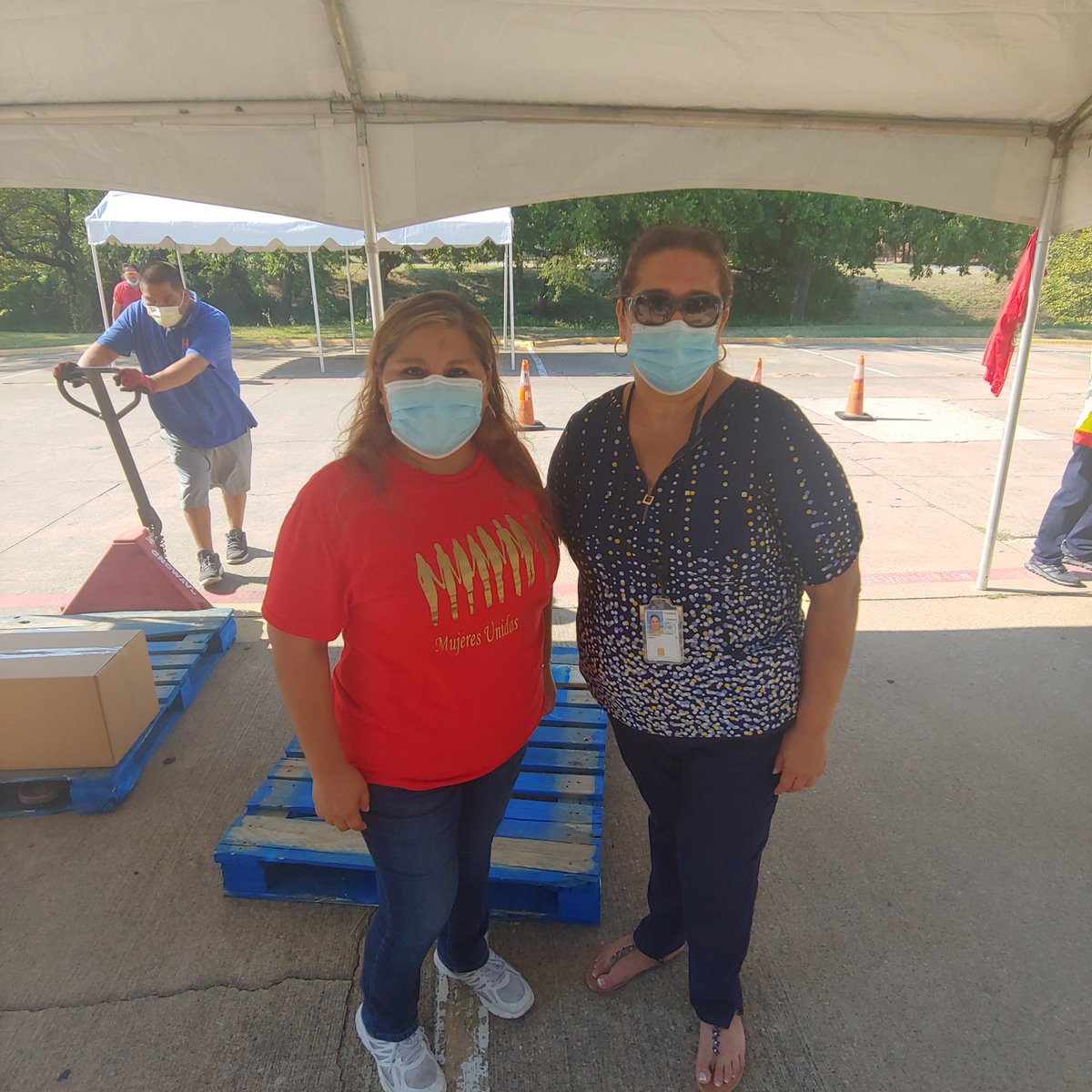 MujeresUni's tweet photo. ¡Hoy, un día muy productivo! Ya nos hacía falta un servicio de voluntariado, y que mejor que en la Casa de todos los Mexicanos! Gracias a todos quienes hoy dijeron presente...¡si se pudo!

@ConsulMexDal @garochi https://t.co/U2441ARWE5