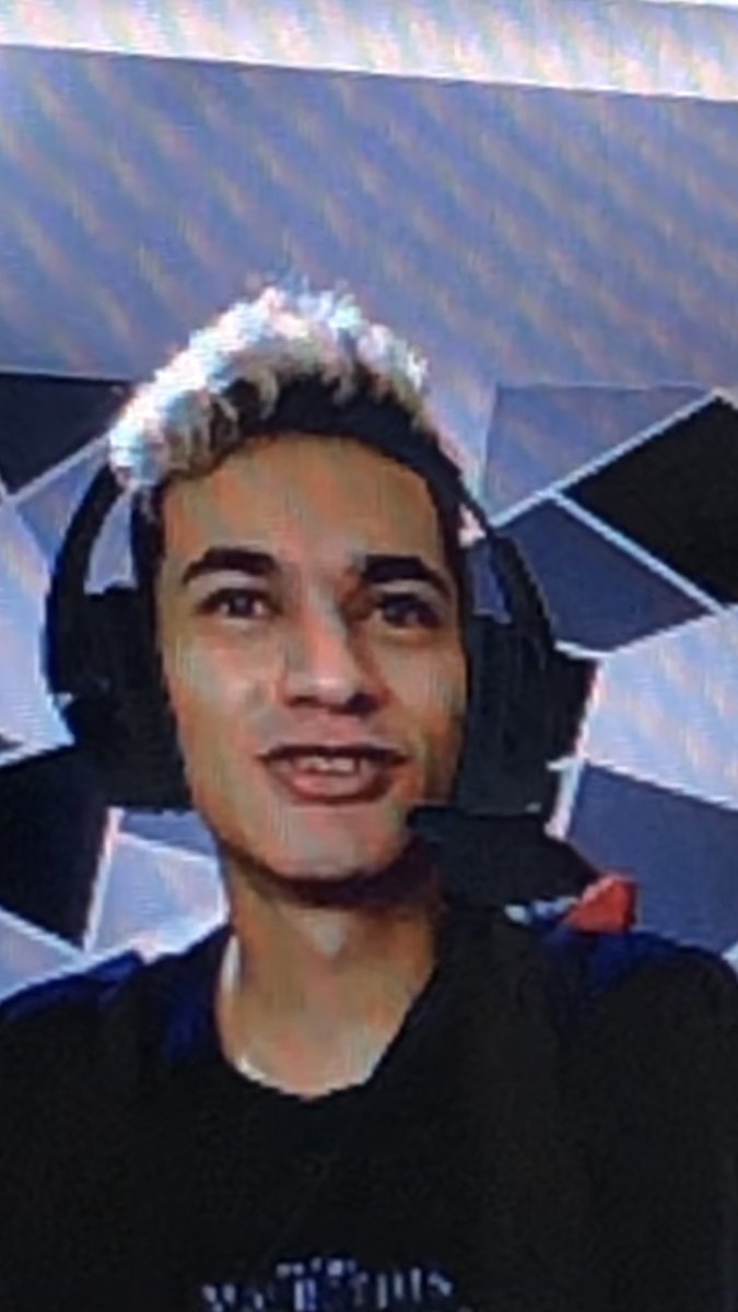 bogoushipda's tweet photo. ALGUEM ME AJUDA A DESCOBRIR QUEM É ESSE MENINO POR FAVOOOOORRR (é gamer) https://t.co/v8FIuTeU9Z