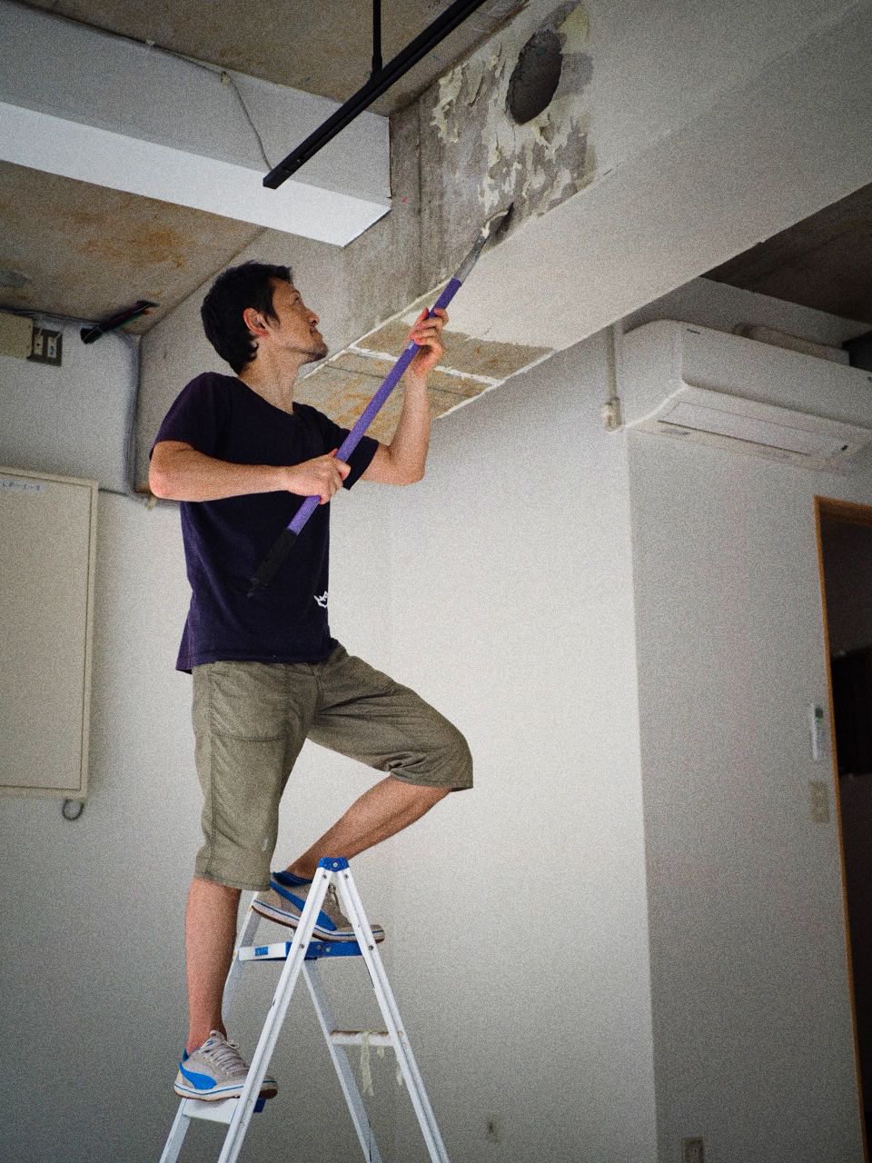 浅煎りコーヒーと自然派ワイン Typica على تويتر Diy 2 壁紙剥がし 梁のコンクリを剥き出しにしたかったので 壁紙を剥がしました 剥がすと シールのような薄い紙がべったり貼ってあって それに霧吹きで水をかけ ひたすら削っていきます 根気と体力の作業です