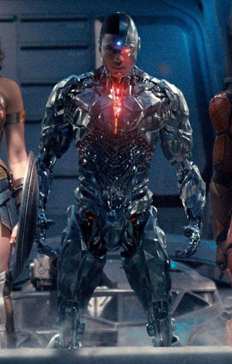"But what about Cyborg vs Steppenwolf?"The shape language helps here, because Victor (not only exposed flesh/inviting blue color on forehead) has humanoid/rounded silhouette language (forearm/shoulders/thighs) whereas Steppy is a spiky motherf***er.