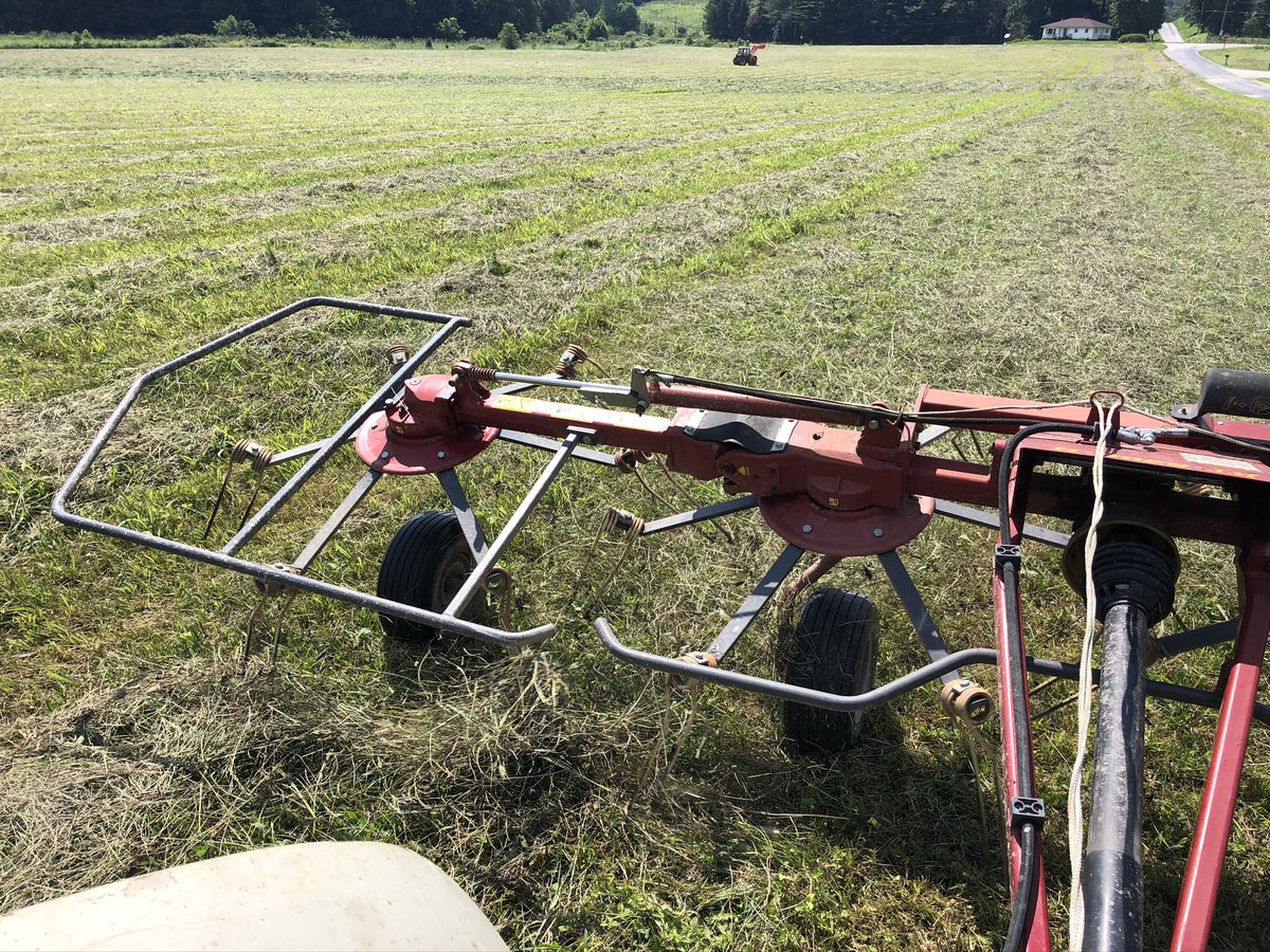 grahamcochran's tweet photo. Enjoying some weekend time at #SunnyOaksFarm #Hay #MakeHayWhileTheSunShines #SecondCutting https://t.co/dKg2cmJWRG