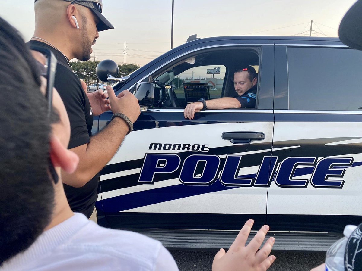 redemption_PC's tweet photo. All glory to God.  Today was another opportunity to share the Good News of Jesus.  We were able to minister to and pray for so many people in our community! All of Heaven rejoiced as the Holy Spirit allowed us to win 1 soul for Christ and pray with many others. https://t.co/oH3cyhcZU7