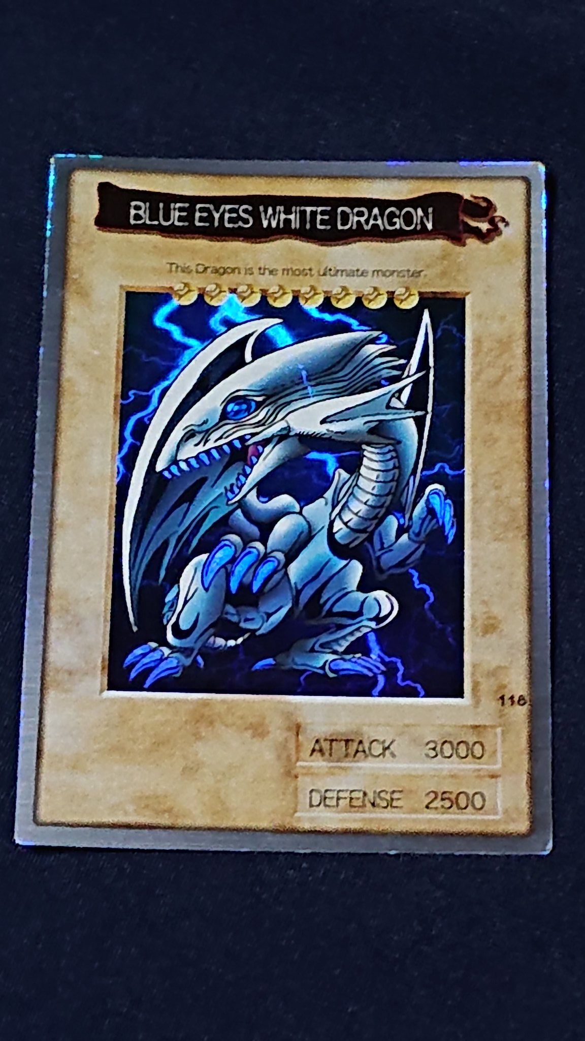 ロン カムイ 遊戯王 英語表記のバンダイ版ブルーアイズホワイトドラゴンやっと届いた イラスト 部分にも傷があるのは萎えたけど 枠キラはイラスト部分と光方が同じで綺麗だからポジティブに捉えます 角度によって青や赤 紫などに変わります
