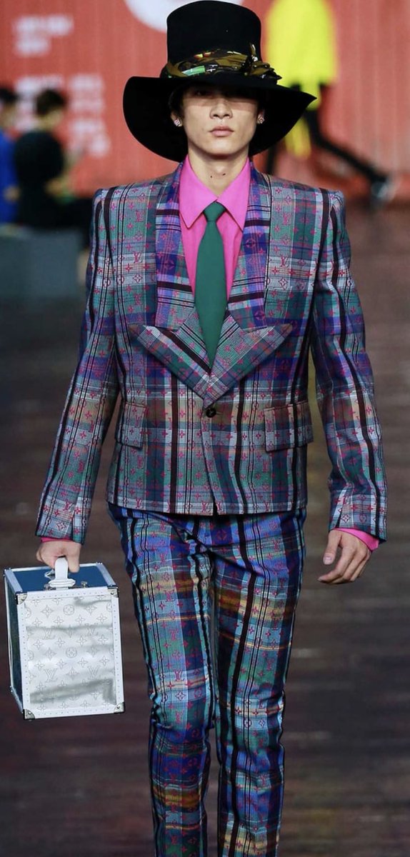 darrenrovell's tweet photo. The Louis Vuitton fashion show in Shanghai today gave us a good idea of the clothes players will wear and the purses they will carry into the locker room next season... https://t.co/OJzbKJ813f