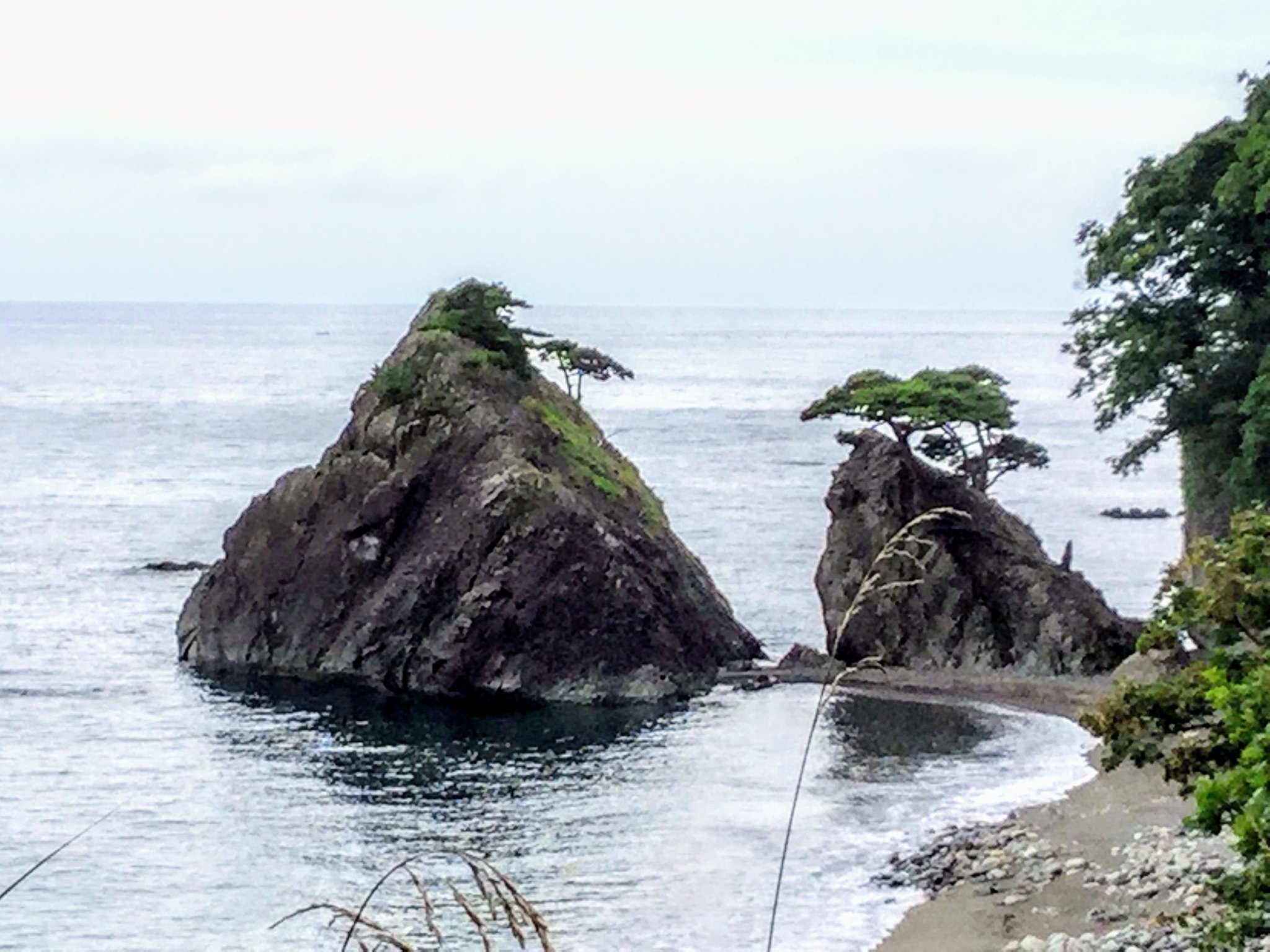 Kagenokami 2匹の亀がうずくまっているように見える事から名付けられた 二ツ亀 佐渡の松島 ミシュラン グリーンガイド ジャポン で二ツ星 佐渡 二ツ亀海水浴場 T Co Afwnmewfds Twitter