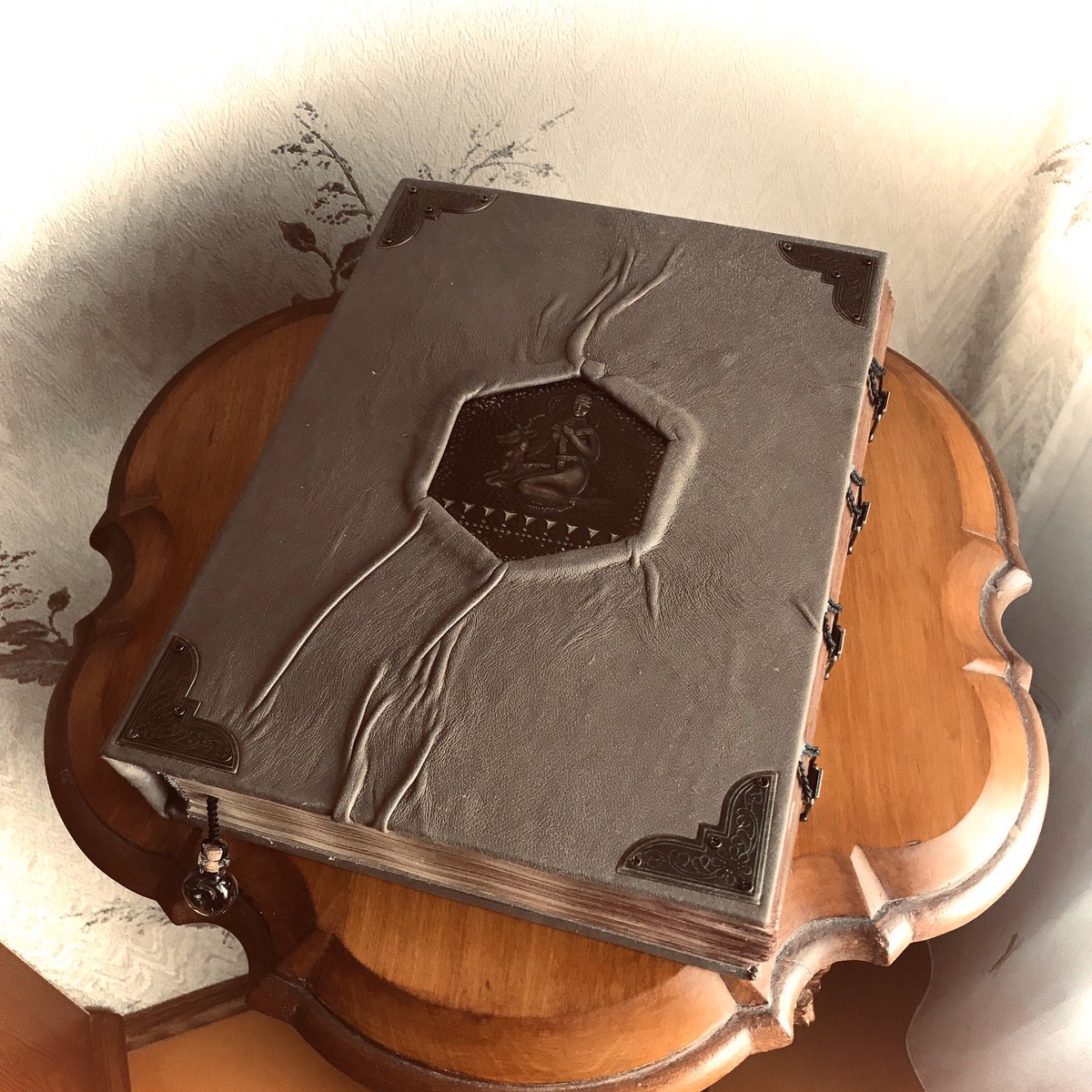 books_witchy's tweet photo. Grimoire “Totem” / гримуар «тотем»
#гримуар #книгатеней #фамильяр #тотем #тотемноеживотное #ведьма #руны #таро #заговор #обряд #став #расклад #приворот #чернаямагия #grimoire #bookofshadows #spell #wicca #witch #witchcraft #totem #runes #tarot #blackmagic #witchesspell https://t.co/p3m2l73yXv