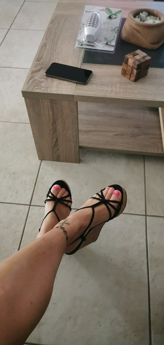 AngeDom4's tweet photo. Des putes de dispo pour raquer ? #moneyslave #paypig https://t.co/5d991kQtCL