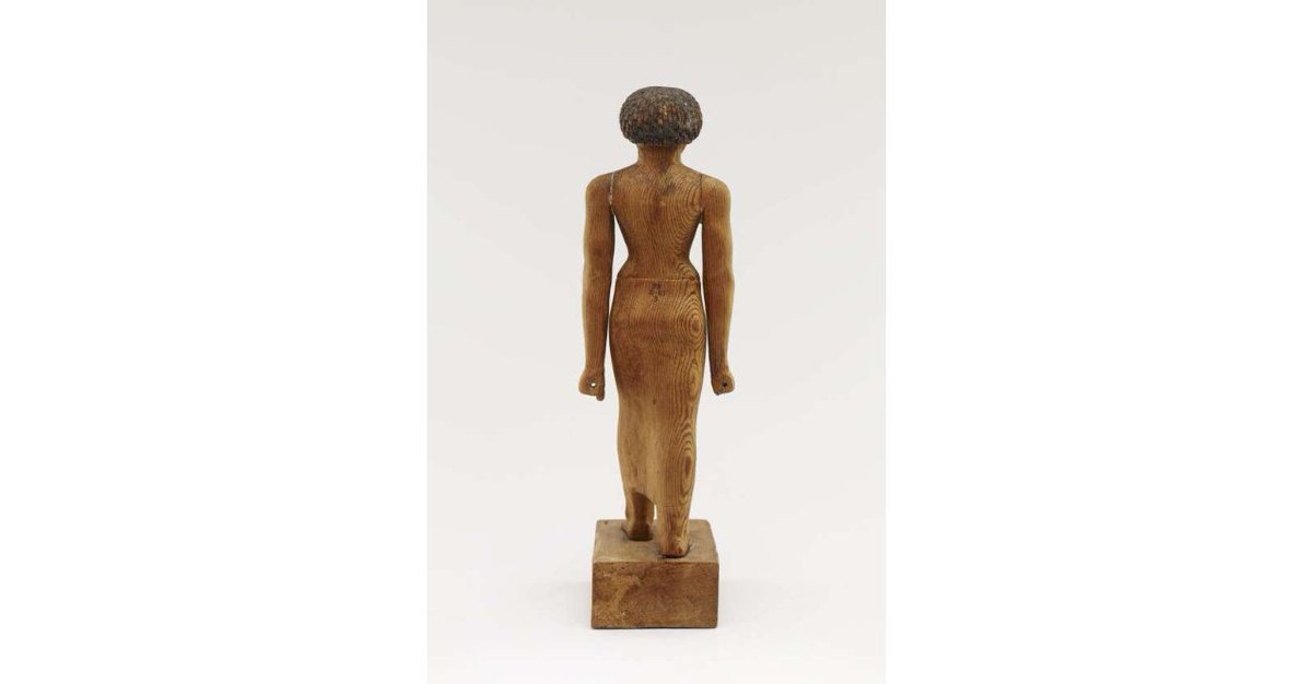 Wooden statuettes of the tomb owner continued to placed within funerary spaces during the Middle Kingdom, & the skill in woodwork continued to be demonstrated – for instance this 12th Dynasty statue from Deir el-Bersha (EA 30715), with an intricately modelled face  #statuesunday