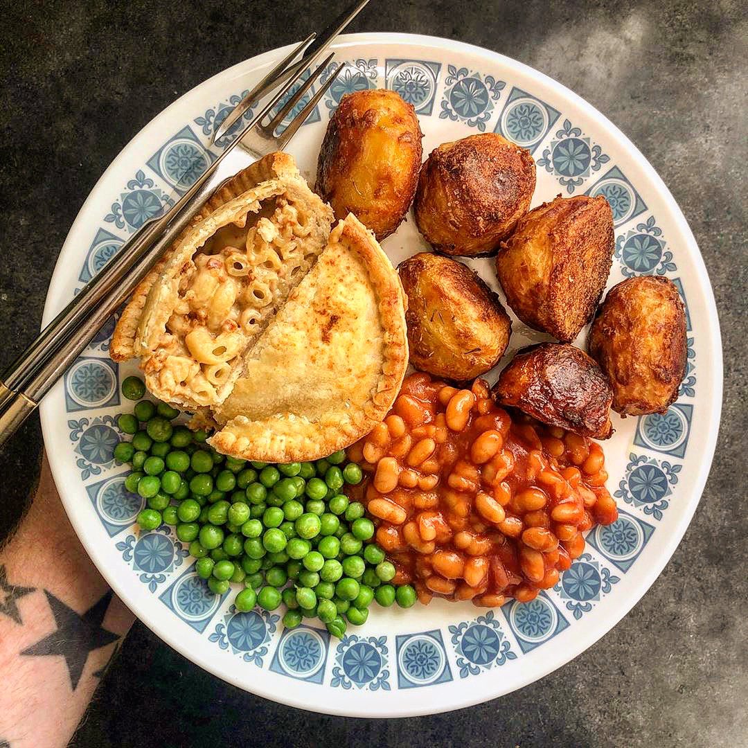 PieDealersLDN's tweet photo. Sunday roast with a twist ๐
Our Mac N Cheeze with bacun ๐ฅ crumble pie, roast potatoes, baked beans and peas
Available on our online store for delivery anywhere in the UK https://t.co/q8LGN5tzo3
#veganroast #veganpie #youngvegans #veganmacncheese #sundayroast #vegan https://t.co/trcx9sBh82