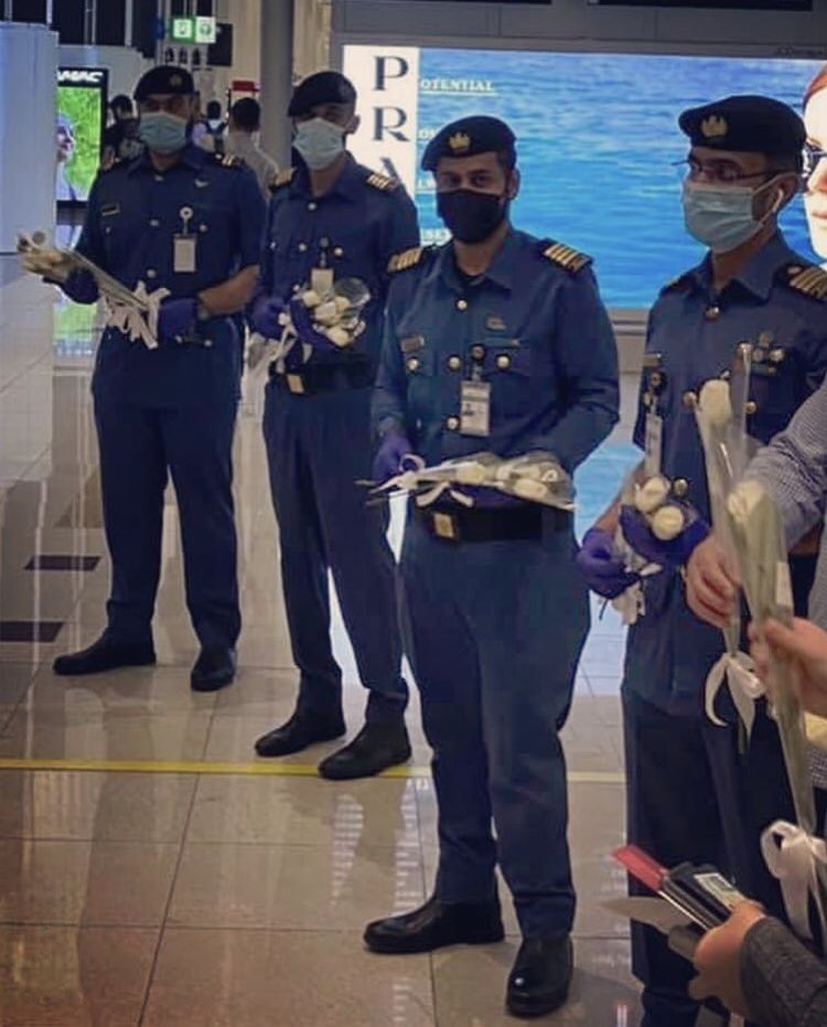 BilaRakaba's tweet photo. في مطار #الامارات هكذا يستقبلون اللبناني.. شكراً للإمارات وشعبها.. #uae
#علقوا_المشانق #beirutblast #beirutexplotion #انفجار_بيروت #مرفأ_بيروت https://t.co/MkJWdzFVOk