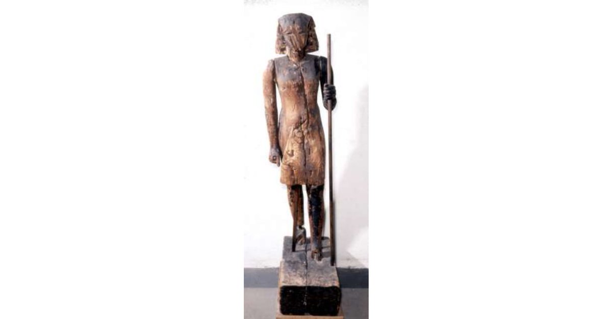 While the composition of these statues remains the same as the much smaller and earlier tomb models which also used tenons and joins to attach separate pieces of wood, here traces of gesso and bitumen have been used to cover these and provide a smooth finish!  #statuesunday