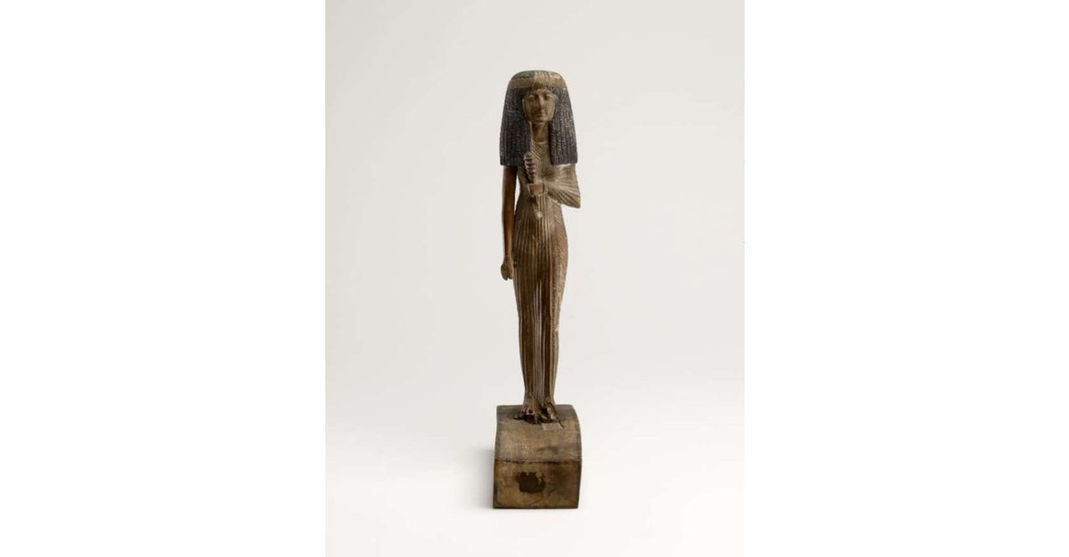 Well-preserved figures such as this New Kingdom female figure (EA 32772) demonstrate what details could be conveyed on wood, including the intricate curls of the wig and pleated garment, as well as the diadem, lotus flower & bouquet of flowers with red & blue paint  #statuesunday