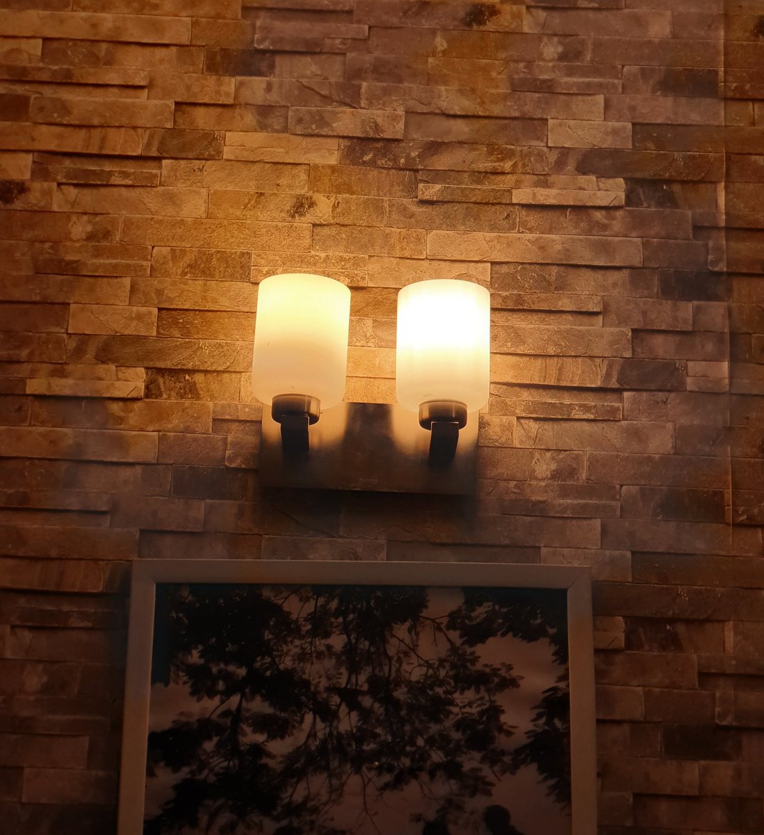 Oops: 0.037A, or 37mA. Not 0.37A!Now, light output: on the left is a 11W Philips CFL, drawing a steady 51mA at 232V (11.8W) vs (right) the LED-filament at 37mA (8.6W). First pic (at -3 stops) shows that the 9W LED-f is brighter than an 11W CFL. No surprises. 3/n.