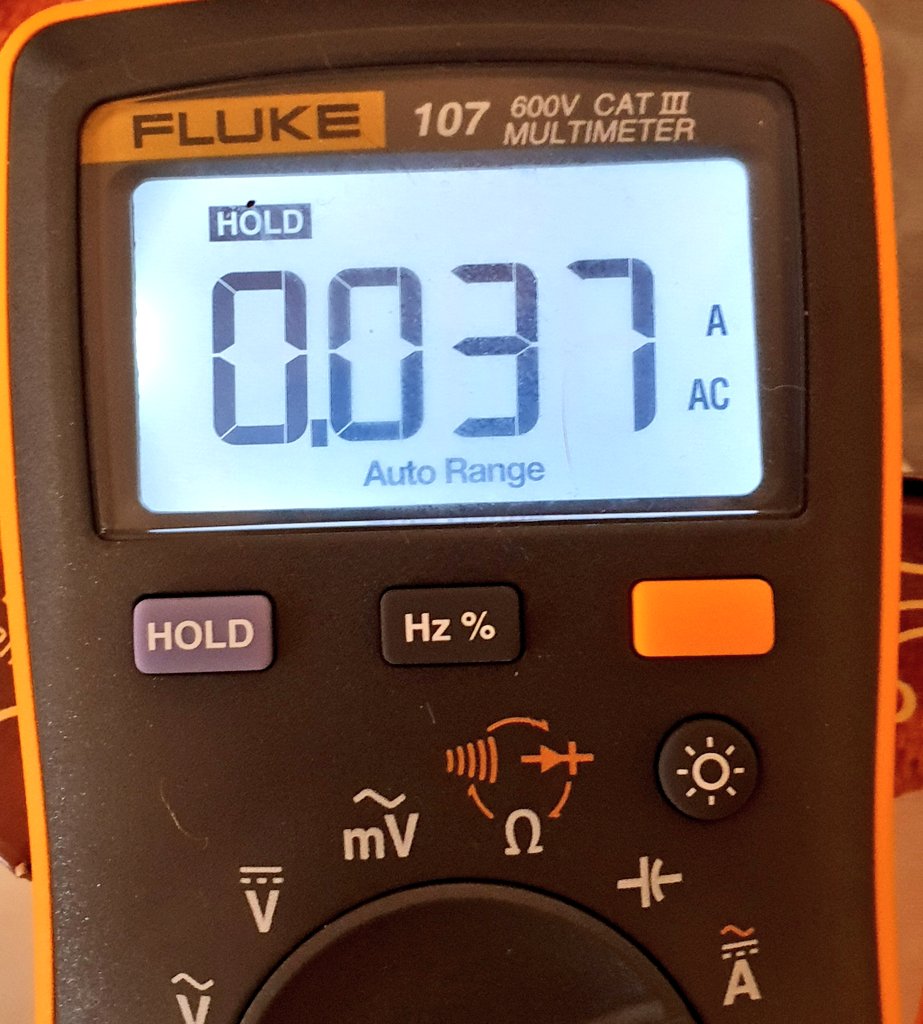 Oops: 0.037A, or 37mA. Not 0.37A!Now, light output: on the left is a 11W Philips CFL, drawing a steady 51mA at 232V (11.8W) vs (right) the LED-filament at 37mA (8.6W). First pic (at -3 stops) shows that the 9W LED-f is brighter than an 11W CFL. No surprises. 3/n.