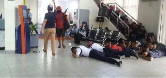 ~~ Sebuah Utas ~~PERAMPOK CERDASPerampok berteriak kepada semua orang di bank :”Jangan bergerak! Uang ini semua milik Negara. Hidup Anda adalah milik Anda ..”Semua orang di bank kemudian tiarap.Hal ini disebut “Mind changing concept – merubah cara berpikir“.