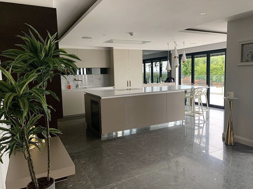 INTERIORPORN1's tweet photo. This home in Essex, England is incredible 🤯 https://t.co/LgtSWT70Sk