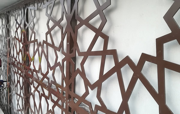 Mary_Ta7's tweet image. The engineers make sure the panels (mashrabiya) are secured safely and firmly into the building and can withstand the high wind pressures preventing them to be torn apart.  cas-engineers.com/need-a-mashrab… #UAE #facade #structuraldesign