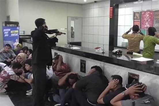 Meski mengandung humor namun ada point-point yang bisa kita tangkap dari humor bisnis di atas... Apakah anda bisa melihat, mengapa bangsa ini selalu ada keributan ?Kisah Perampokan diatas, adalah representing segala sesuatu yg terjadi di Negara ini