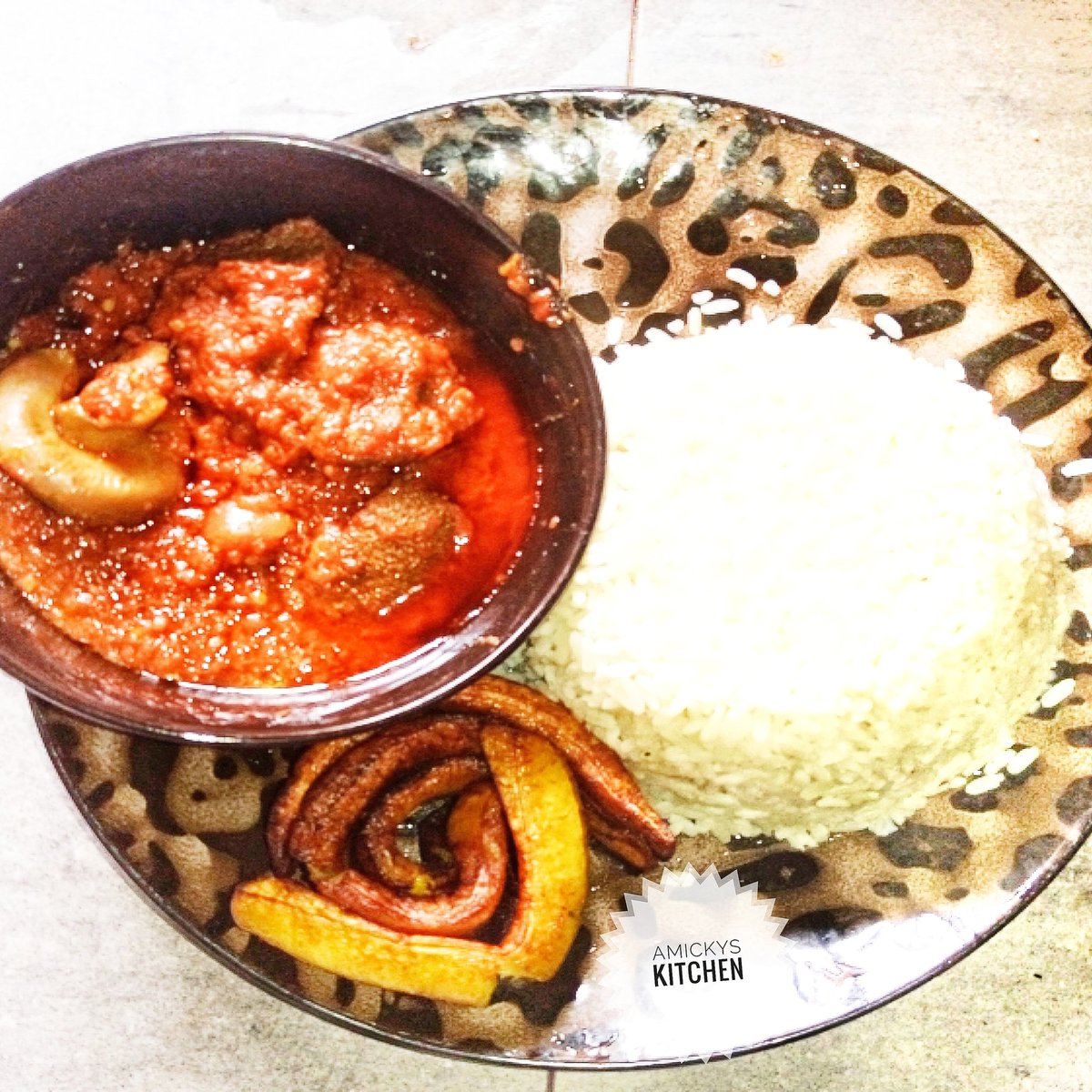 cynthia_egbuonu's tweet photo. Happy Sunday from Amickys kitchen....rice plantain and stew..... Just the typical naija Sunday....
#riceandstew #rice #stew #offals #plantain #sunday #sundaymorning #sundaylunch #lunch #dinner #nigerianfoods #foodbloggers #nigeriankitchen #anambrafood #anambrafoodblogger https://t.co/ItNBBBDrN1