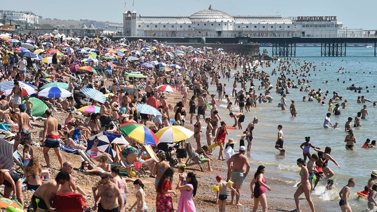 loramc5's tweet photo. So im in quarantine because I went to Spain. Yet this is a UK beach compared to one in Spain. I know which country I felt more safe in and it wasn’t the UK 🙄🙈😠 https://t.co/vIDRRULxaU