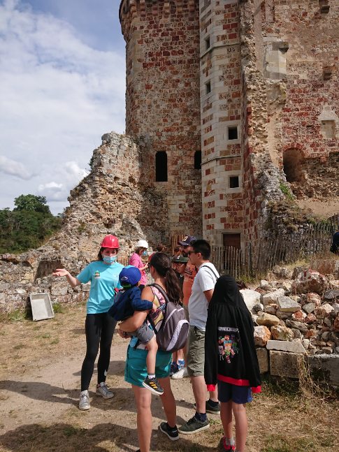 Les #jeunes du Club font découvrir aux #visiteurs de passage, avec beaucoup de succès, le #chateaufort de Hérisson et les #chantiers de #restauration et d'entretien qu'ils y réalisent 😎