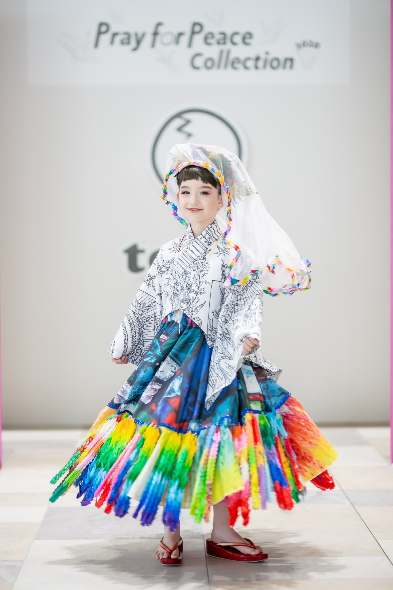 Tenbo 8月9日 長崎に原爆が投下された日 75年が過ぎました ファッションで伝える事が使命だと思ってます 長崎の平和への願いをデザインした千羽鶴ドレス マリア モデル レマー利央菜 8歳 被爆４世 ヘアメイク トミー 柳 真野 写真 Tsubasa Masuda