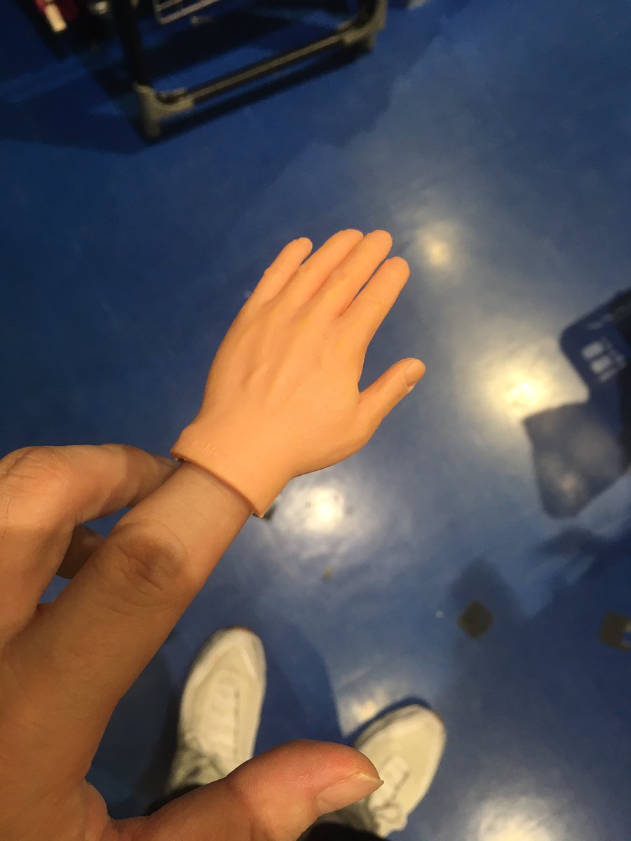 vv_miyazaki_MS's tweet photo. リアルな手、いかがっすか？？？
マジでリアル過ぎます🖐🏻

用途はあなた次第😇😇😇

#FINGERHANDS
#ヴィレッジヴァンガードイオンモール宮崎
#ヴィレヴァン https://t.co/yRw9p7jtGJ