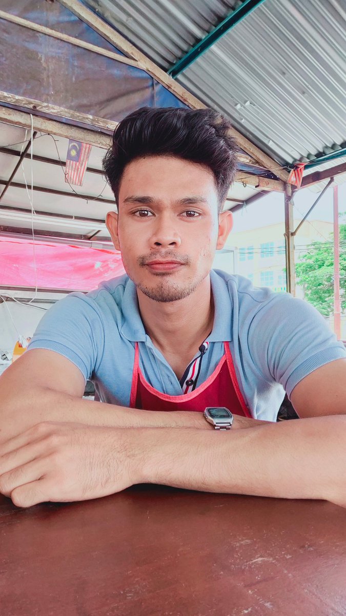 TinKic's tweet photo. Kite Kerja kedai makan jer layak Tak jadi boyfriend awak 👉👈 https://t.co/xAlALC9hpr