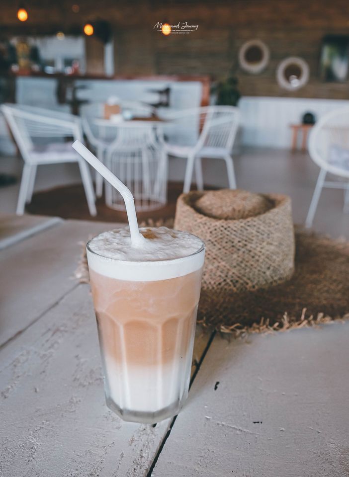 MovearoundJ's tweet photo. 📍Cocoon Samui
คาเฟ่ลับ���ับตัวยากที่เพิ่งเปิดได้ไม่นาน ร้านนี้ตั้งอยู่บนเขาเลยค่ะ วิวดีมากกกก เครื่องดื่มราคาหลักร้อยแต่วิวหลักล้านจริงๆ ร้านตั้งอยู่ใกล้สนามบินสมุยเลย ระหว่างนั่งรอเครื่องดื่มก็ดูเครื่องบินเทคออฟ / แลนด์ดิ้งไปพลาง เพลินดีค่ะ
@aroii #คาเฟ่สมุย https://t.co/RQwjD4vSPY