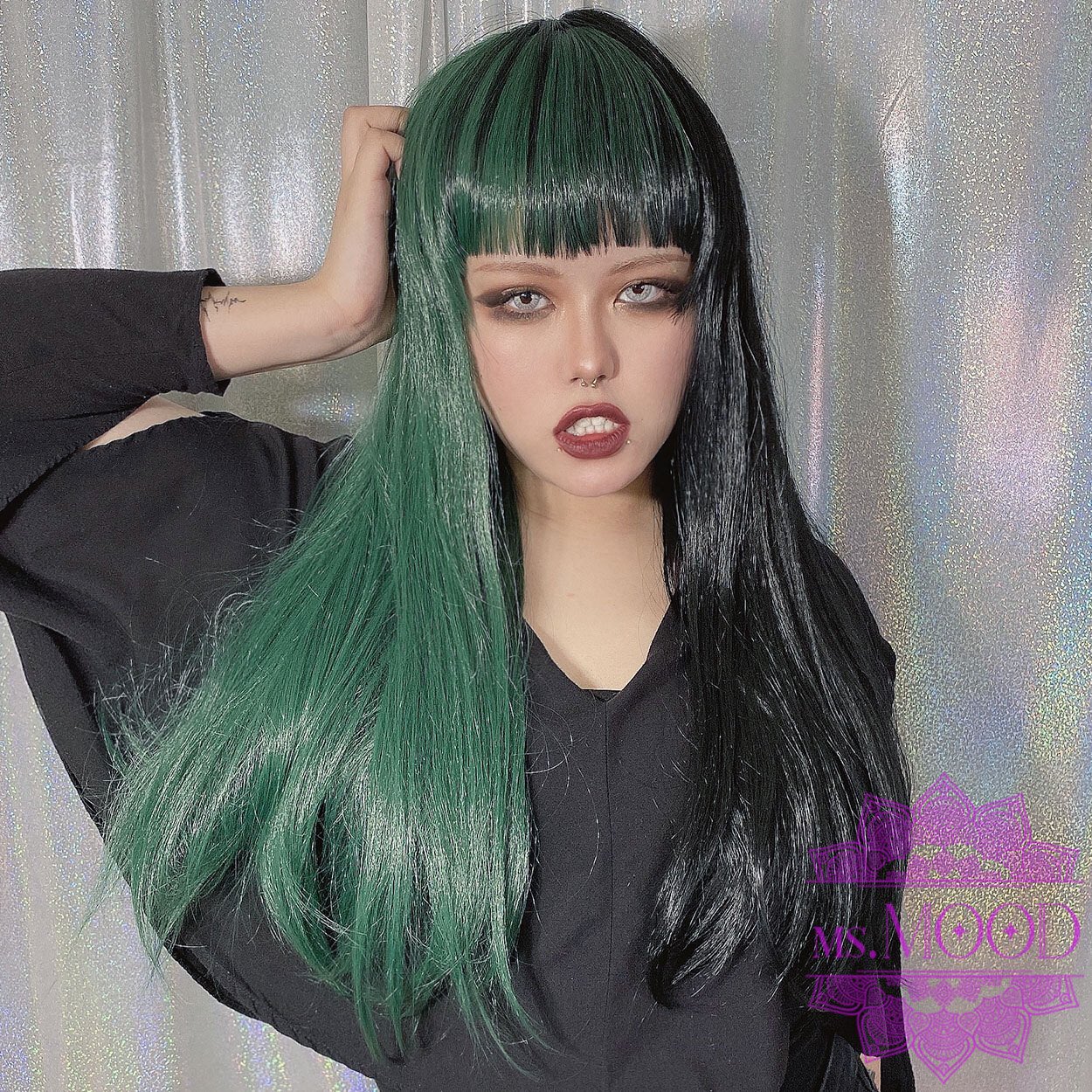 Wig Shop Ms Mood New グリーン ブラックの2トーンがミステリアスなぱっつんロングウィッグ 前髪はメッシュのようにカラーが混ざってとても印象的 T Co 8amo0inf8y T Co Gahc5shjsy Twitter