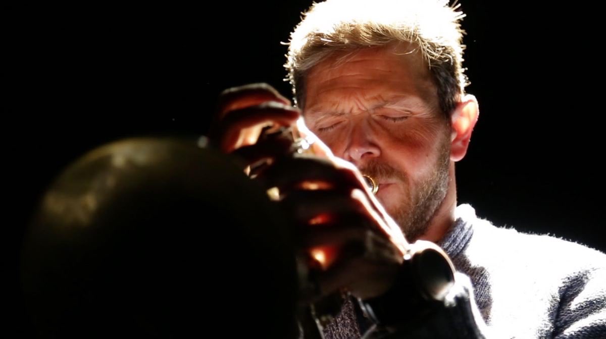 “Bocca chiusa” (Joan Martí, 2020, 🇪🇸) La magia de la trompeta se torna frustración en el caso de Bernat, protagonista de este documental. Un proceso de miedos, interrogantes y silencios retratado y respondido con una precisión magnífica. #AFF2020 (8/10)