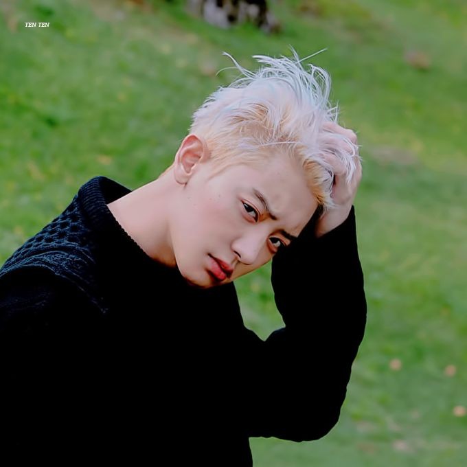baekbbaee's tweet photo. Em que Byun Baekhyun todos os dias, sem falta, envia fotos de seus pacientes para seu ídolo, o cantor Loey
Ou
Em que Park Chanyeol, também conhecido como Loey, acha muito fofo receber fotos de gatos em cima de mesas de vidro de um certo fã https://t.co/mhl8tfM2mu