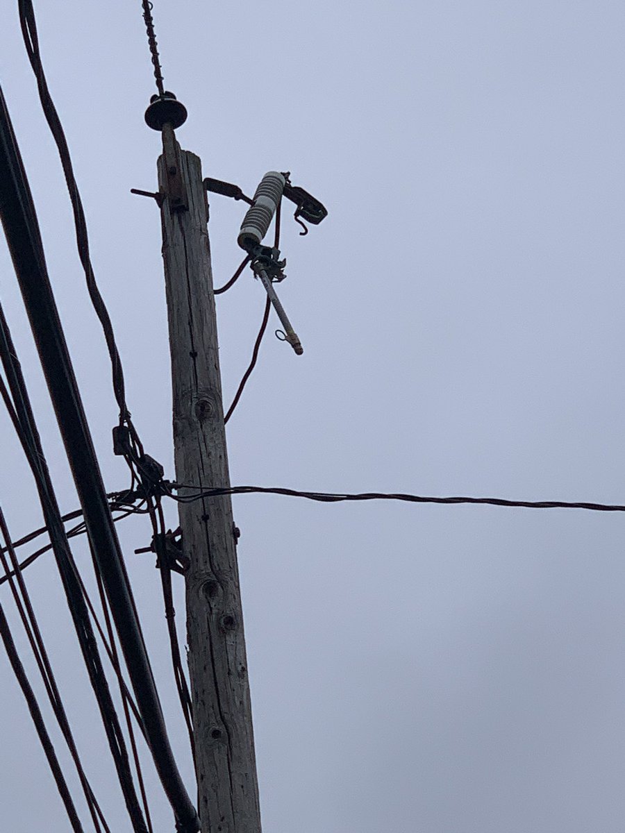 taaylorpoltorak's tweet photo. 6 days without power and this is all that needs to be fixed thx PSE&amp;G @PSEGLI @fox5ny https://t.co/7CRldk3vQu