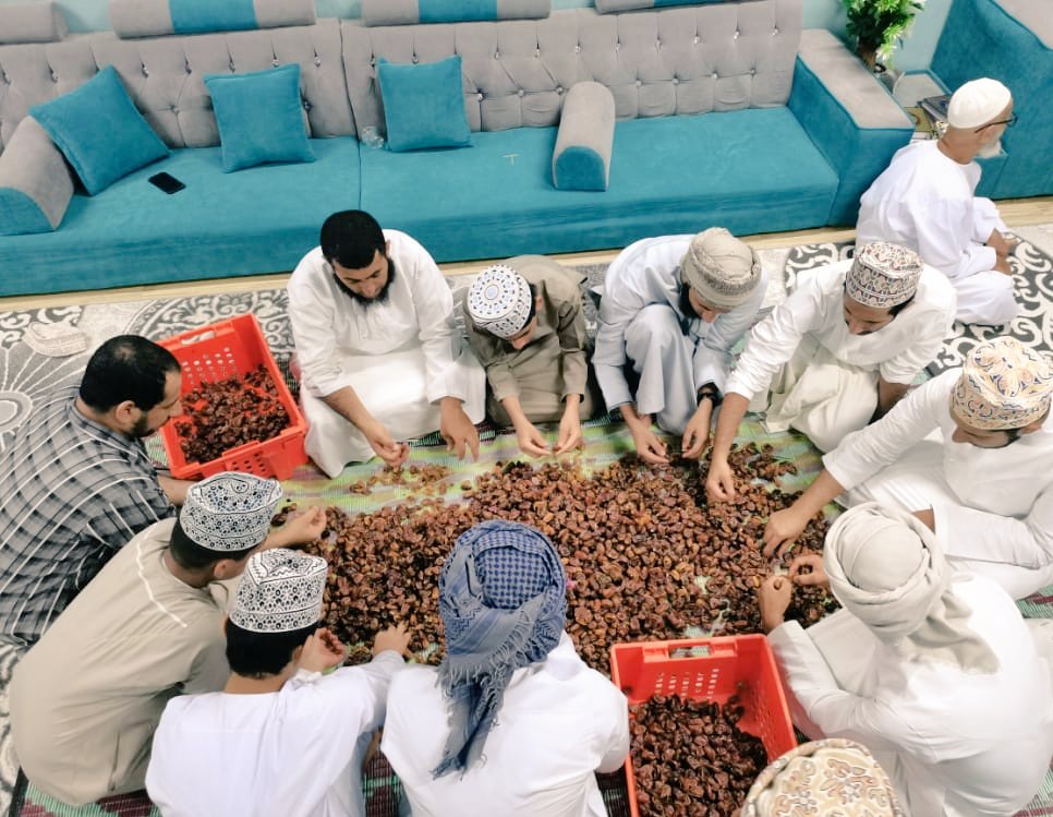 #صباح_الخير من طريف قصص #حظر_التجول المسائية
أنه قبل فتره إتصل  بأخي أحد أصدقائه وقاله أسالك انتوا في فترةالحظر موه تلعبوا كيرم ولا ورقة🎲⁦⁉️⁩
قاله نلعب بالتمر🌴 ننقيه و تغلفه و ننضده أما شغلة الورقة فما موجوده في قاموسنا بسبب أنه الوالد لنا بالمرصاد 
وفي الصورة جالس وراهم 😂😂