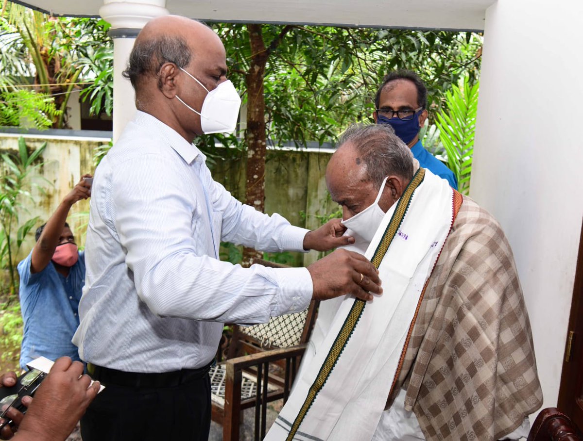 On the anniversary of the Quit India Movement , honored Sri K K Gangadharan , Freedom Fighter from Pattanakad in Alappuzha District  . Felicitated him on  behalf of Respected President of India by presenting shawl and angavasthram 

#rashtrapatibhavn
#SalutingFreedomFighters