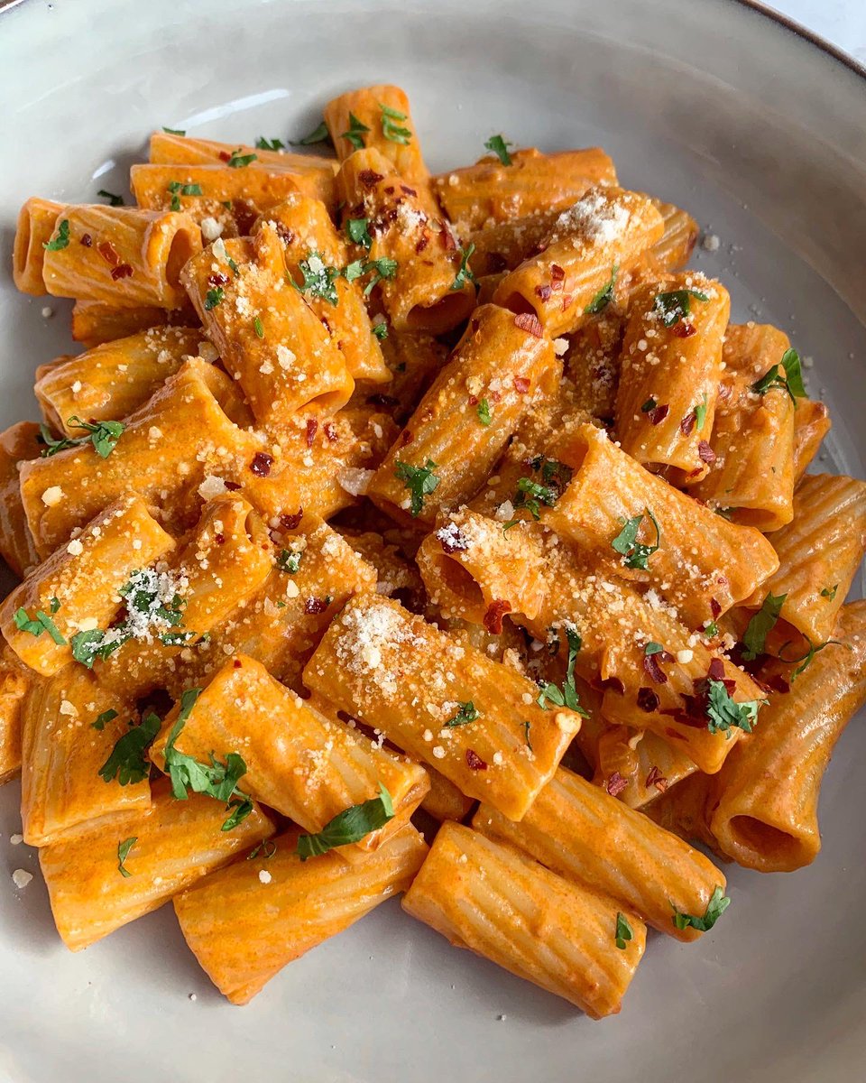 CookingWithNam's tweet image. I knew all my practice with vodka in college would pay off 😉

Rigatoni alla Vodka 👌🏼