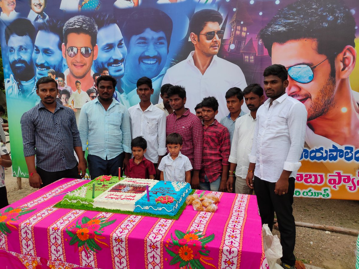 venkatmkr's tweet photo. Able to tweet now ... Birthday celebrations in my village @urstrulyMahesh 

#HBDMAHESHBABU https://t.co/xEI35RmuUw