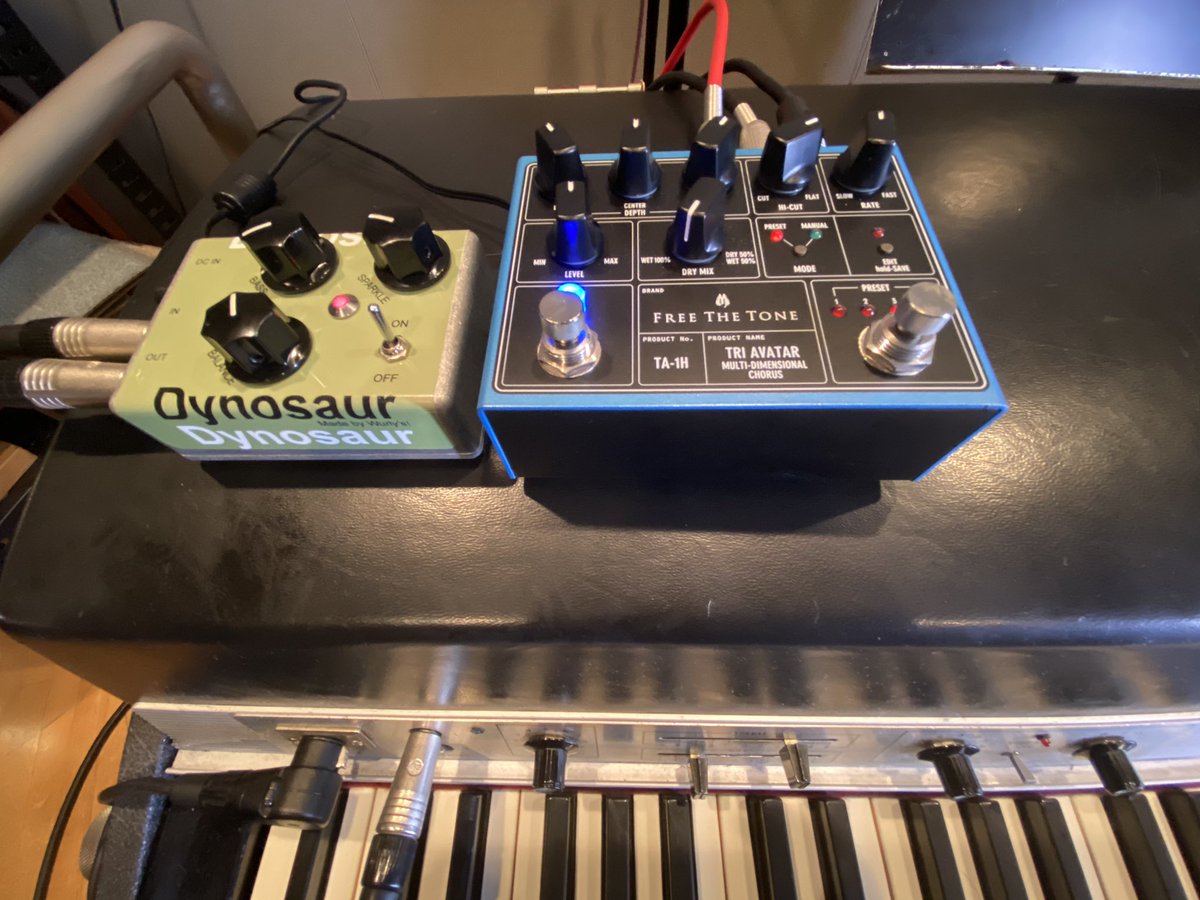 akimitsuhomma's tweet photo. 今日のローズのエフェクター達
安定と信頼のFreeTheToneトライコーラスの一段前に、
Dynosaur を挟み込んでみました。
これから音色を追い込みます!
#freethetone
#dynosaur https://t.co/1cs8DDau26