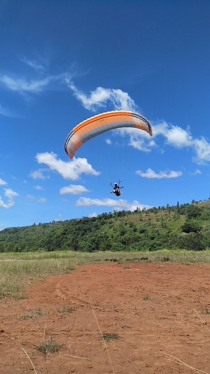 yyprtm's tweet photo. Landing aman teman ! 🤙🏾
#paralayang
#paragliding
#funfly https://t.co/amRdPZMrbM