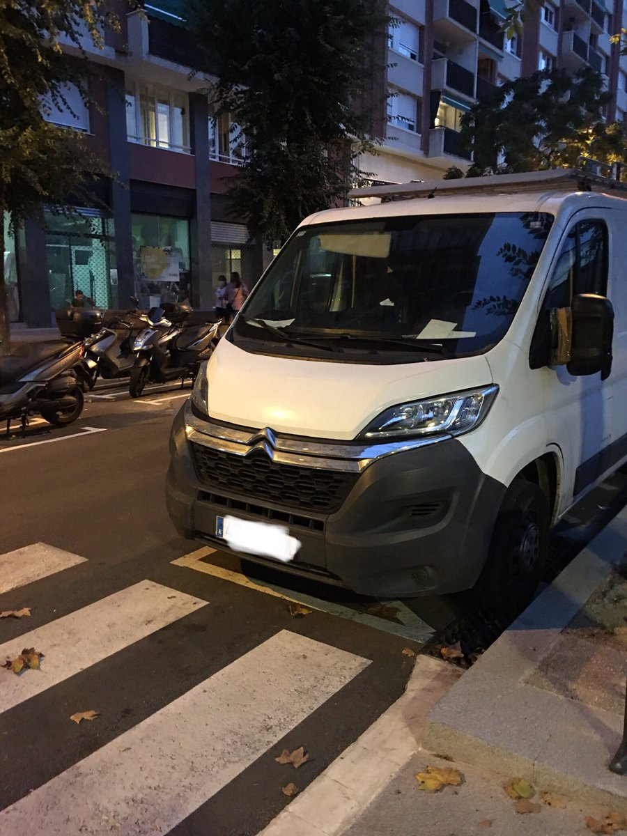 femafeesc's tweet photo. Cruce de peatones en C/ Torroella de Montgri sin visibilidad obstaculizado habitualmente por furgonetas y coches aparcados sobre zona habilitada para motos. Un peligro ya q no permite al conductor ver si alguien se dispone a cruzar. @BCN_SantAndreu @Lucia_MartinG @BCN_Mobilitat https://t.co/V8kH0yFZ2B