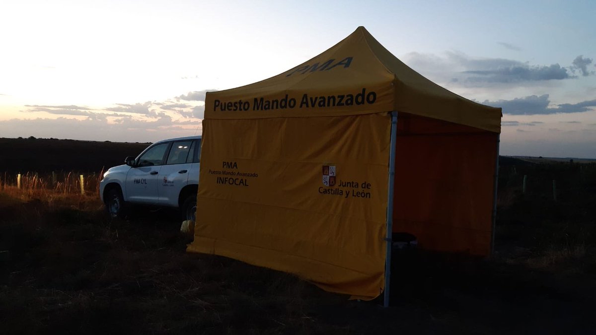 naturalezacyl's tweet photo. 🟠 Sigue ACTIVO el #IFTabaneradeValdavia, en Palencia❗ Trabajo intenso de planificación desde el PMA durante toda la noche y también al frente de las llamas 🔥 Gran trabajo de los medios en la noche 🙌 Ánimo a los que se incorporan por la mañana 🌄 #Buenosdías https://t.co/KW70bd2tXN